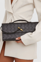 Melanie Clutch con Detalle de Nudo Dorado