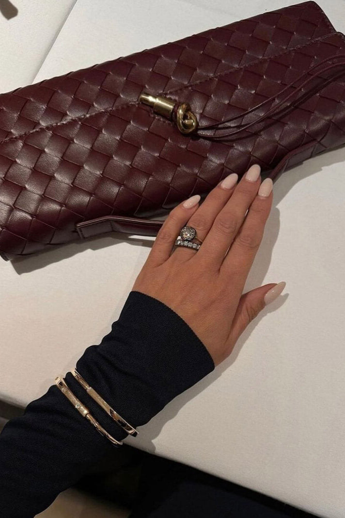 Melanie Clutch con Detalle de Nudo Dorado